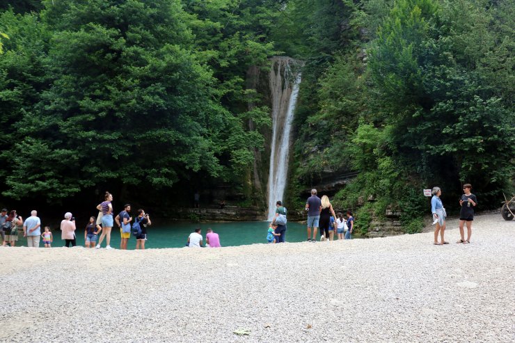 'Arsa bizim' dedi, toprak döküp turistik şelale yolunu kapattı