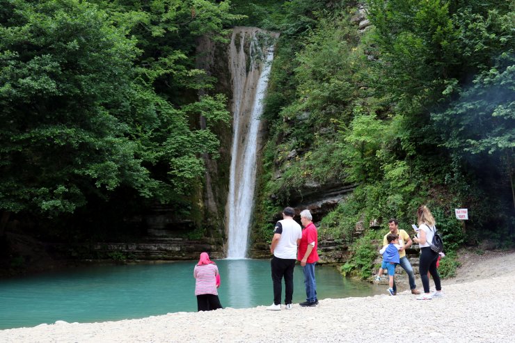 'Arsa bizim' dedi, toprak döküp turistik şelale yolunu kapattı