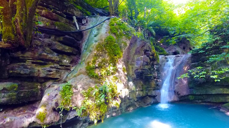 'Arsa bizim' dedi, toprak döküp turistik şelale yolunu kapattı