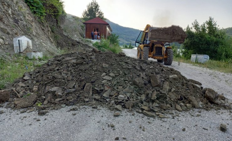 'Arsa bizim' dedi, toprak döküp turistik şelale yolunu kapattı