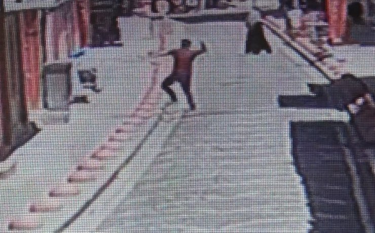 Bıçakçıların kavgası kameraya yansıdı