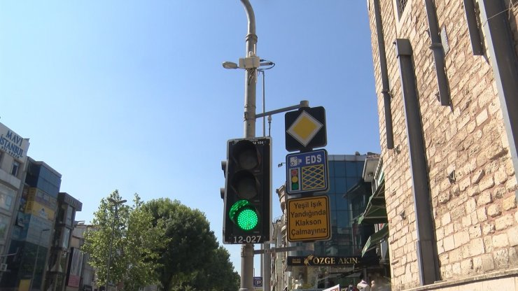 Trafik ışıkları acil durum araçlarına 'yeşil' yanacak