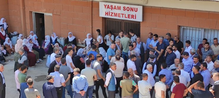 Üzerine kaya düşen ekskavatörün operatörü öldü 