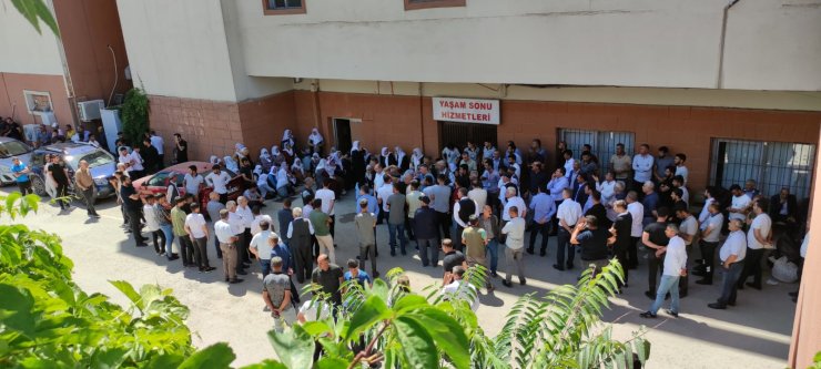 Üzerine kaya düşen ekskavatörün operatörü öldü 