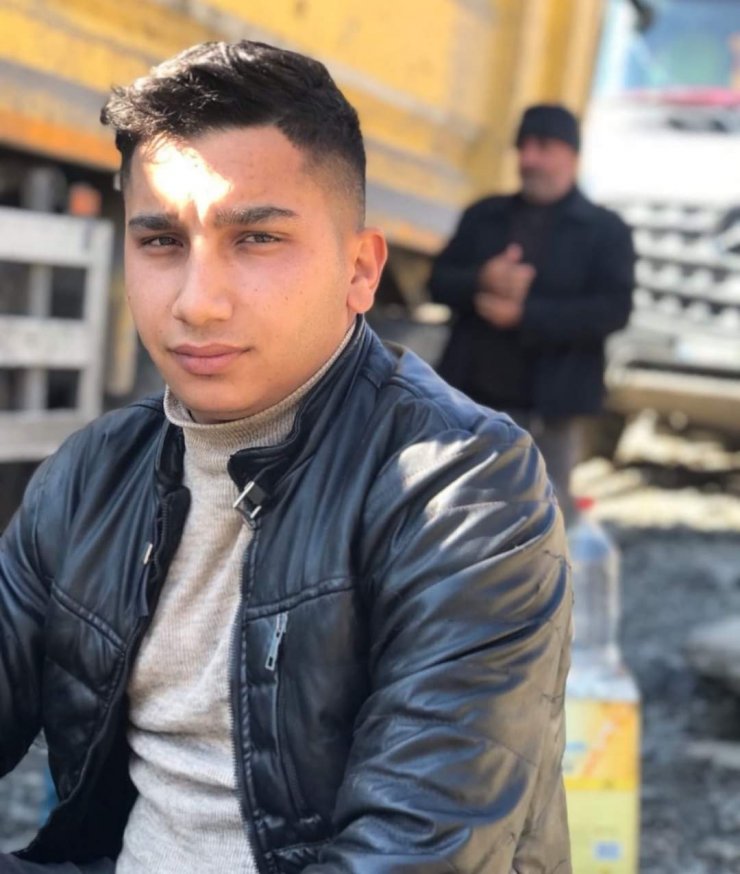 Üzerine kaya düşen ekskavatörün operatörü öldü 