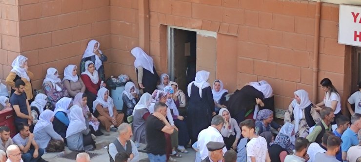 Üzerine kaya düşen ekskavatörün operatörü öldü 