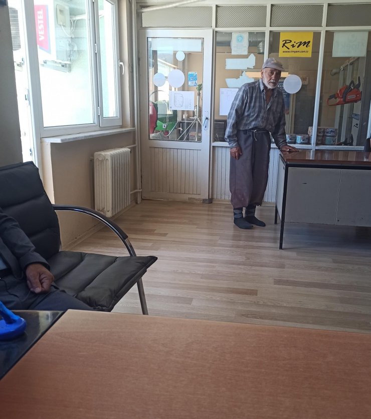 'Yerler kirlenmesin' diye çamurlu ayakkabılarını kooperatife girerken çıkardı