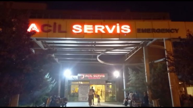 Yolda yakıt ikmali yapan uzman çavuşlara kamyon çarptı