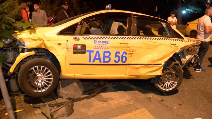 5 otomobilin karıştığı kazada 2 kişi yaralandı