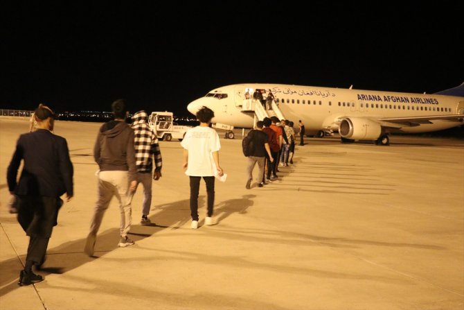 273 Afganistan uyruklu düzensiz göçmen ülkelerine gönderildi