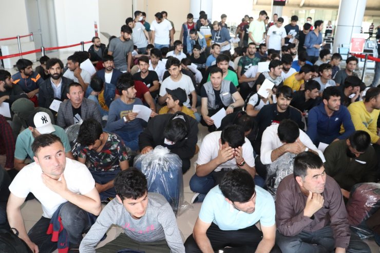 Ağrı’dan 3 uçak seferiyle 379 Afgan göçmen ülkelerine gönderildi
