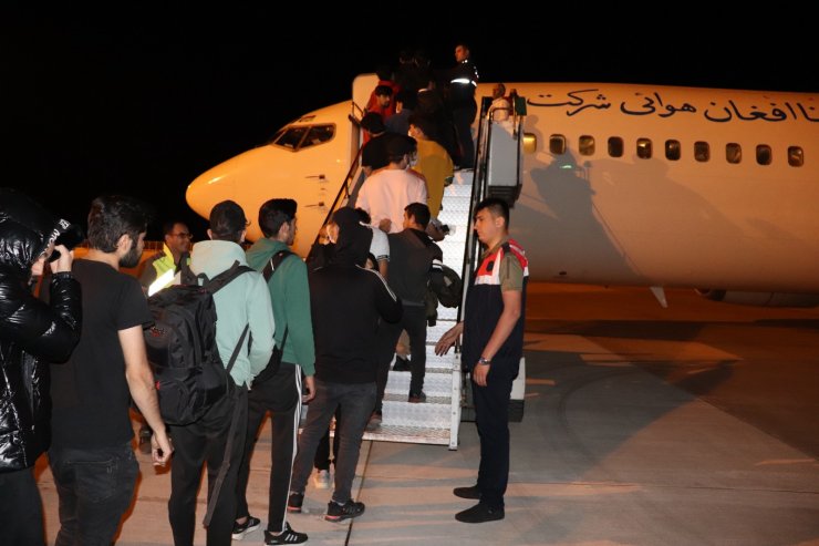 Ağrı’dan 3 uçak seferiyle 379 Afgan göçmen ülkelerine gönderildi