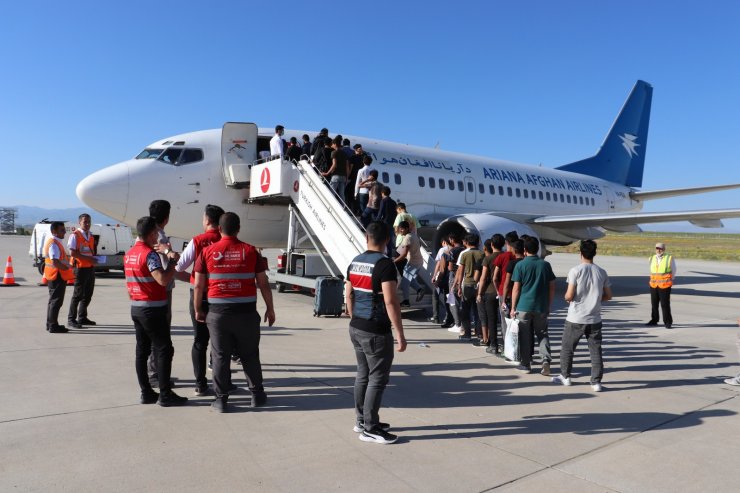 Ağrı’dan 3 uçak seferiyle 379 Afgan göçmen ülkelerine gönderildi