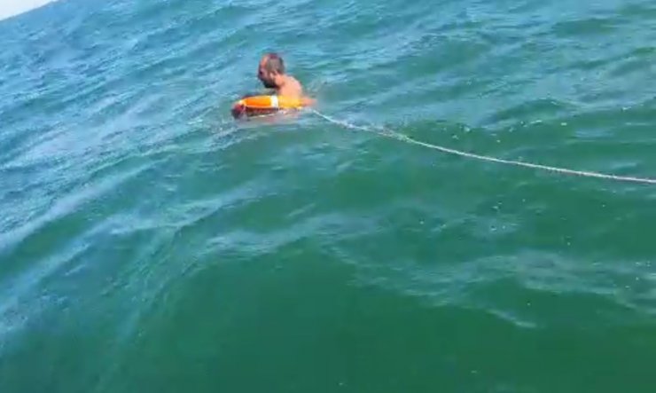 Alabora olan teknedeki 3 kişi yüzerek kurtuldu, 1 kişi botla kurtarıldı