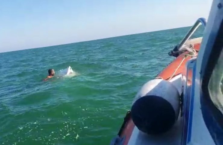 Alabora olan teknedeki 3 kişi yüzerek kurtuldu, 1 kişi botla kurtarıldı