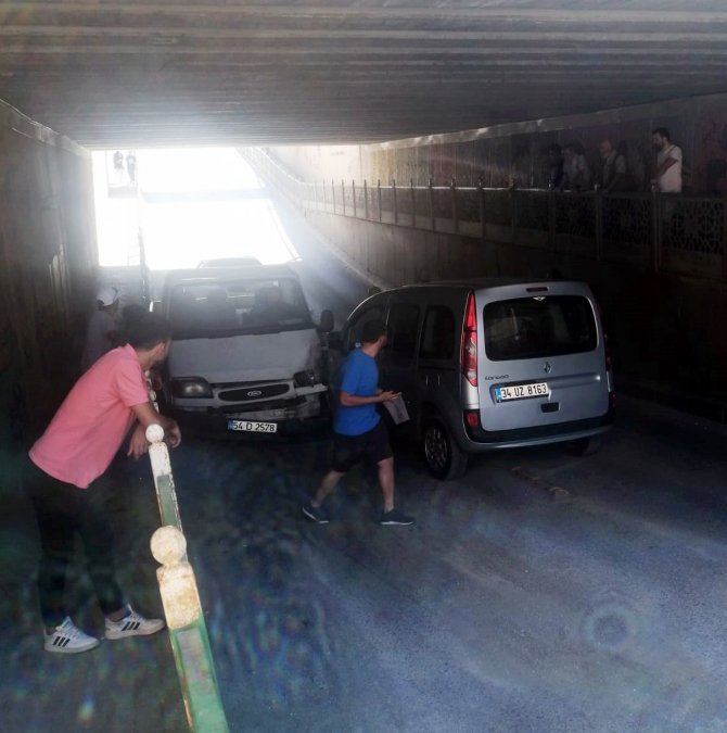 Alt geçitte kafa kafaya çarpıştılar