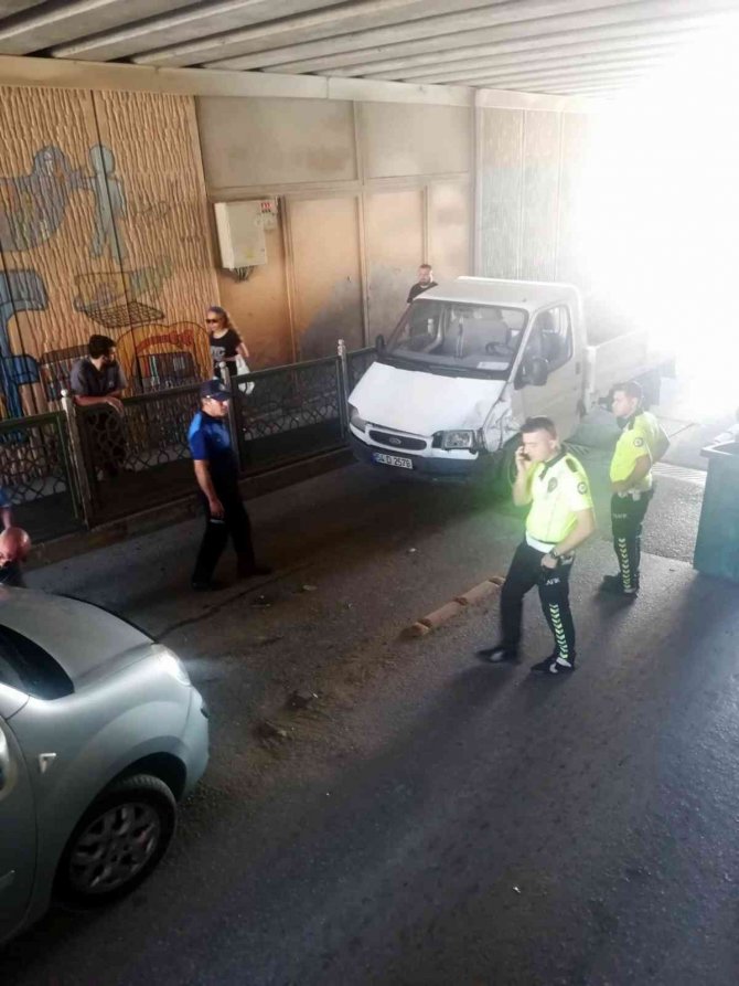 Alt geçitte kafa kafaya çarpıştılar