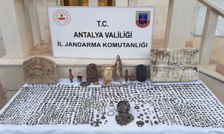 Antalya'da 2 bin 712 parça tarihi eser ele geçirildi