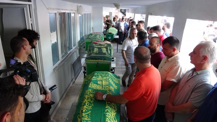 Balıkesir'deki kazada ölen anne, anneanne ve 2 bebek toprağa verildi