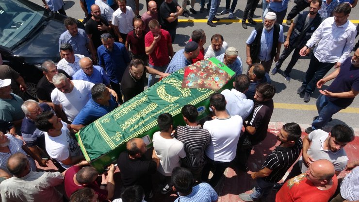 Balıkesir'deki kazada ölen anne, anneanne ve 2 bebek toprağa verildi