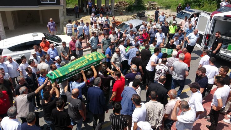 Balıkesir'deki kazada ölen anne, anneanne ve 2 bebek toprağa verildi