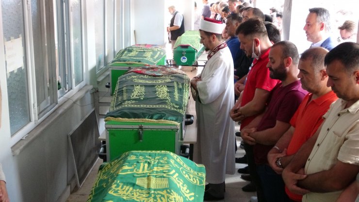 Balıkesir'deki kazada ölen anne, anneanne ve 2 bebek toprağa verildi