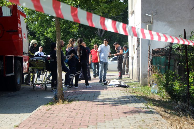 Mutfaktaki yangında kıyafetleri tutuşunca canından oldu