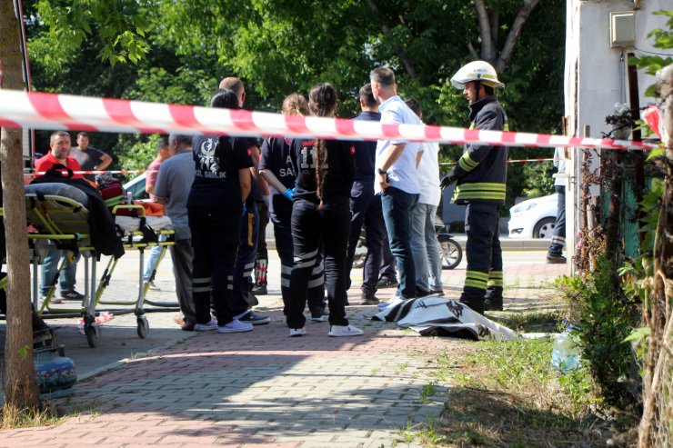 Mutfaktaki yangında kıyafetleri tutuşunca canından oldu