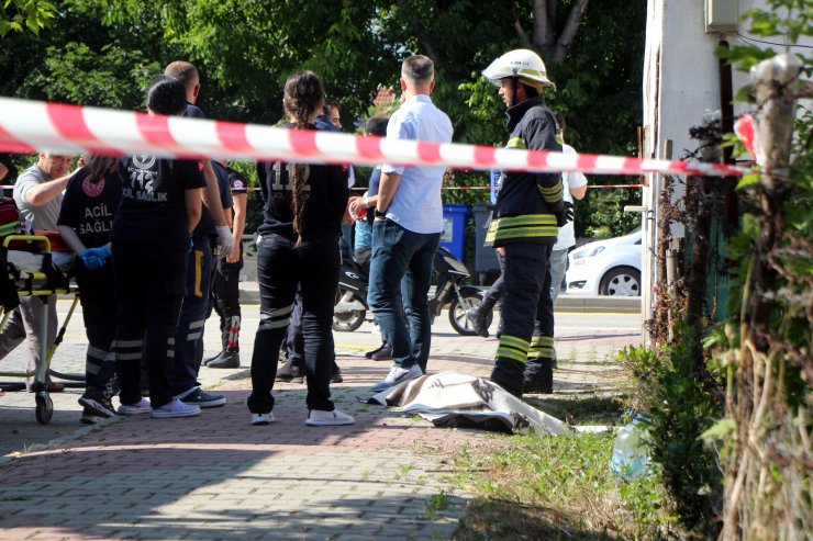 Mutfaktaki yangında kıyafetleri tutuşunca canından oldu