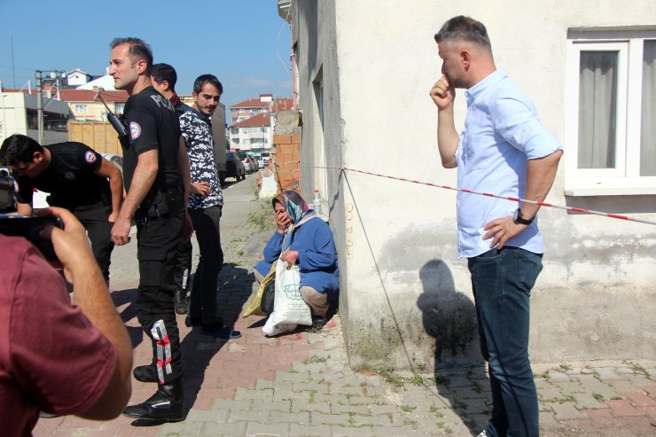 Mutfaktaki yangında kıyafetleri tutuşunca canından oldu