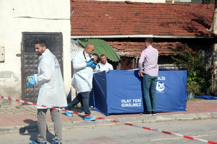 Mutfaktaki yangında kıyafetleri tutuşunca canından oldu