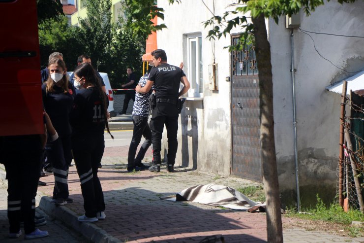 Mutfaktaki yangında kıyafetleri tutuşunca canından oldu