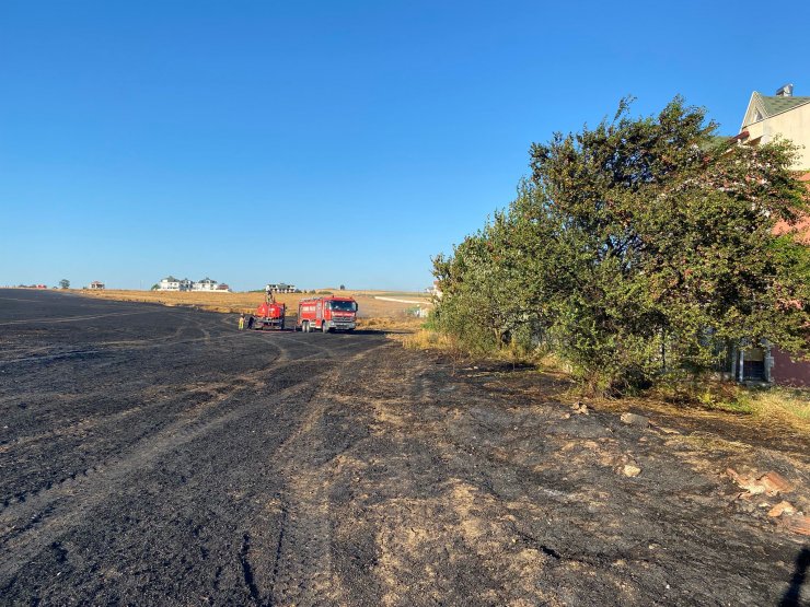 Buğday tarlası alev alev yandı