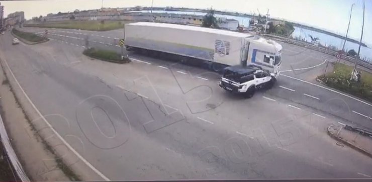 Devrilen patlayıcı yüklü TIR korku yaşattı; kaza kamerada