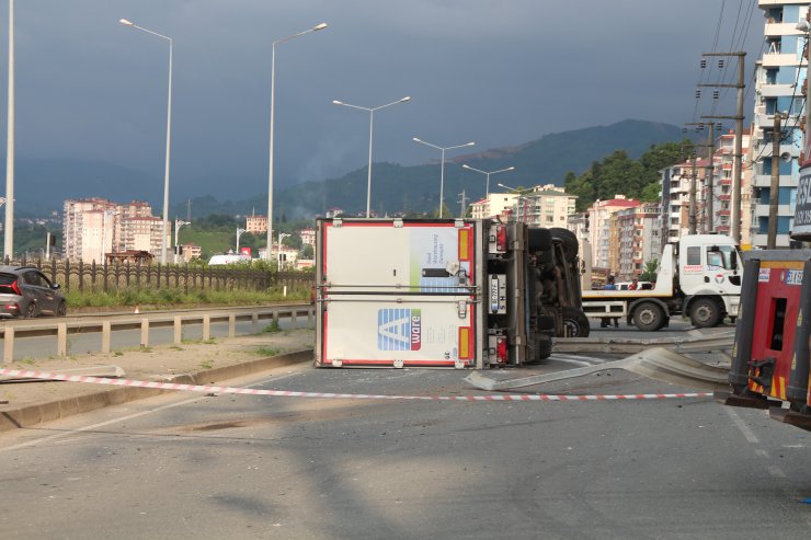 Devrilen patlayıcı yüklü TIR korku yaşattı; kaza kamerada