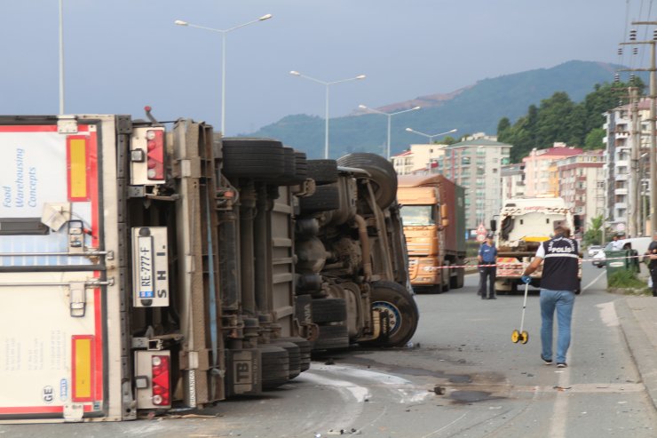 Devrilen patlayıcı yüklü TIR korku yaşattı; kaza kamerada