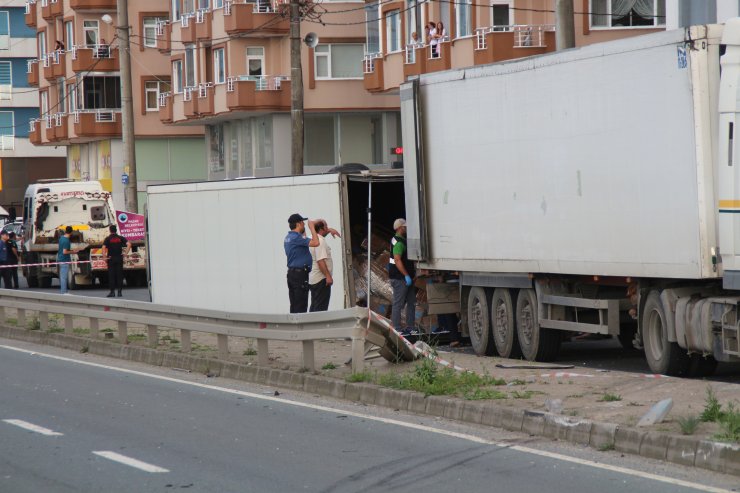 Devrilen patlayıcı yüklü TIR korku yaşattı; kaza kamerada