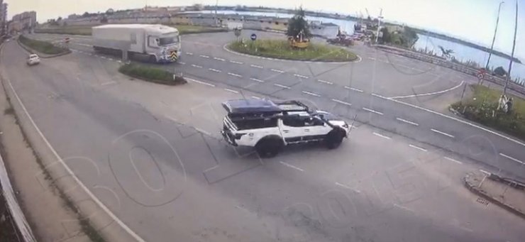 Devrilen patlayıcı yüklü TIR korku yaşattı; kaza kamerada