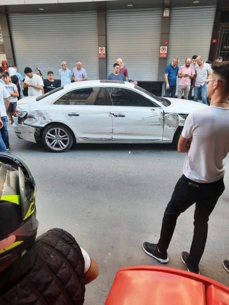 İki çocuk çaldıkları otomobille araçlara çarpa çarpa ilerledi