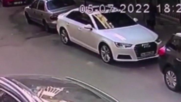 İki çocuk çaldıkları otomobille araçlara çarpa çarpa ilerledi