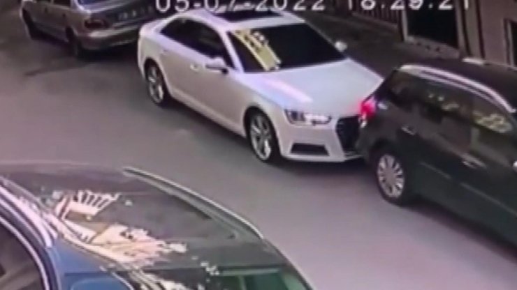 İki çocuk çaldıkları otomobille araçlara çarpa çarpa ilerledi