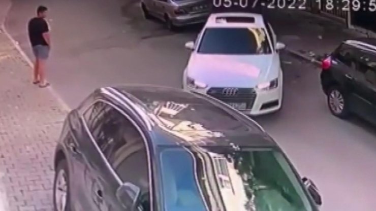 İki çocuk çaldıkları otomobille araçlara çarpa çarpa ilerledi