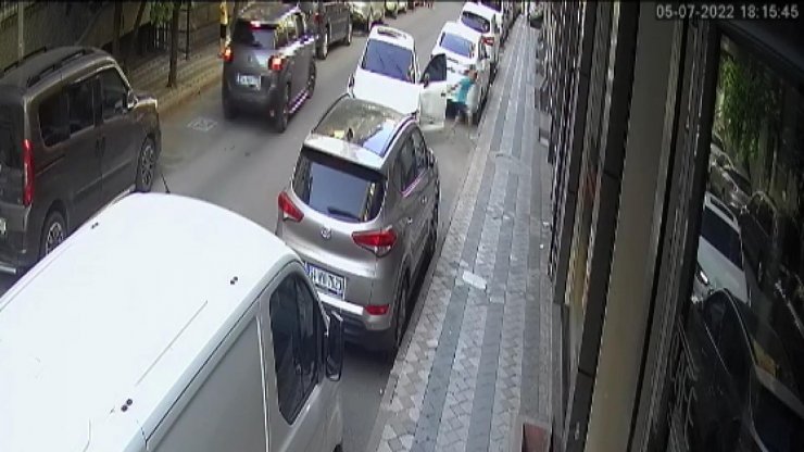 İki çocuk çaldıkları otomobille araçlara çarpa çarpa ilerledi