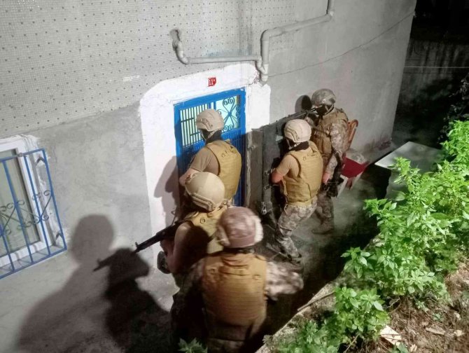 İstanbul’da terör operasyonu: Kaçan şüpheliyi özel harekat polisi kıskıvrak yakaladı