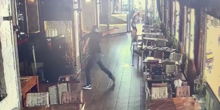 Kafede oturan gruba silahlı saldırı kamerada