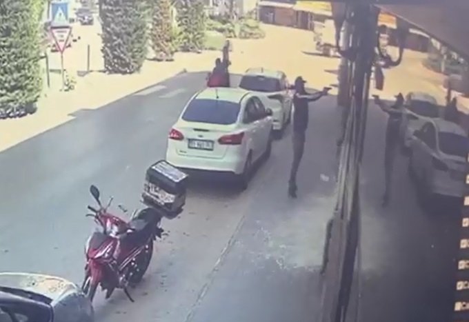 Kafede oturan gruba silahlı saldırı kamerada