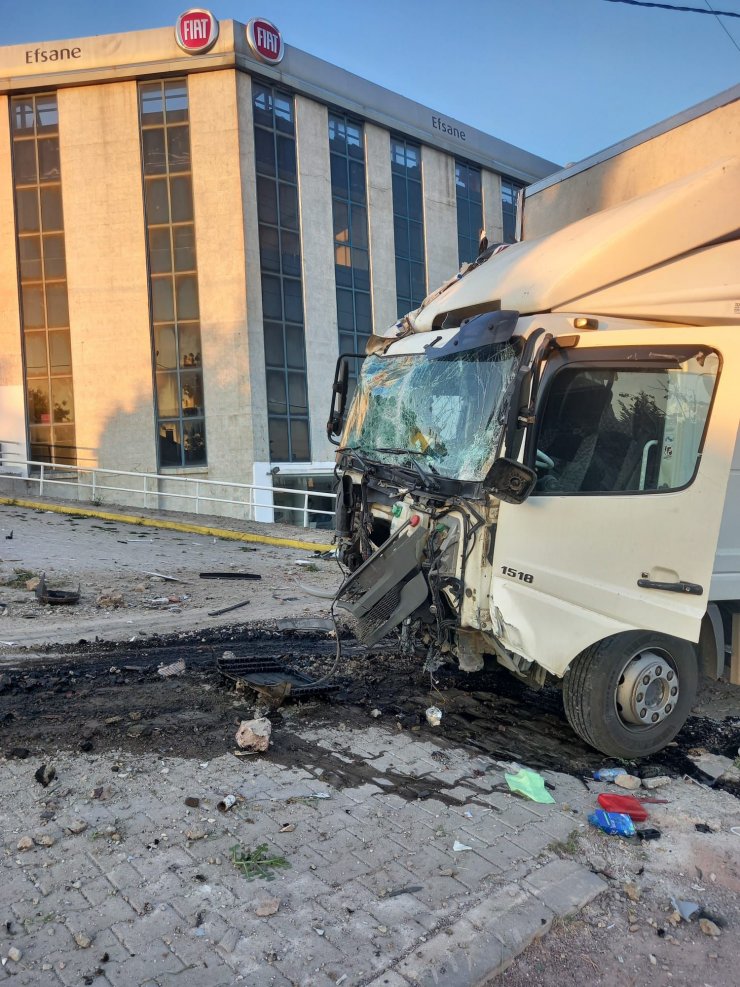 Kamyon önce iş yerine, ardından 2 araca çarptı