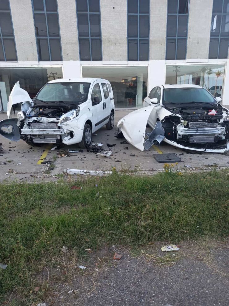 Kamyon önce iş yerine, ardından 2 araca çarptı