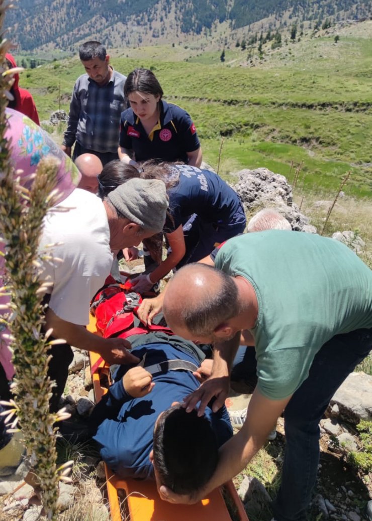Kayalıklardan düşen çoban yaralandı
