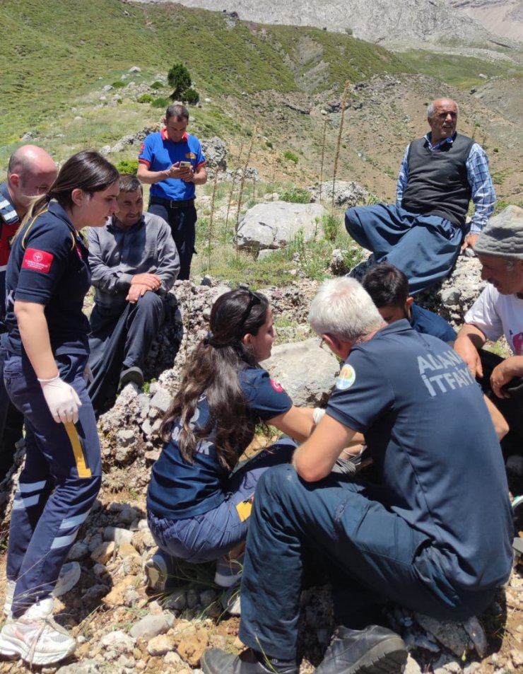 Kayalıklardan düşen çoban yaralandı